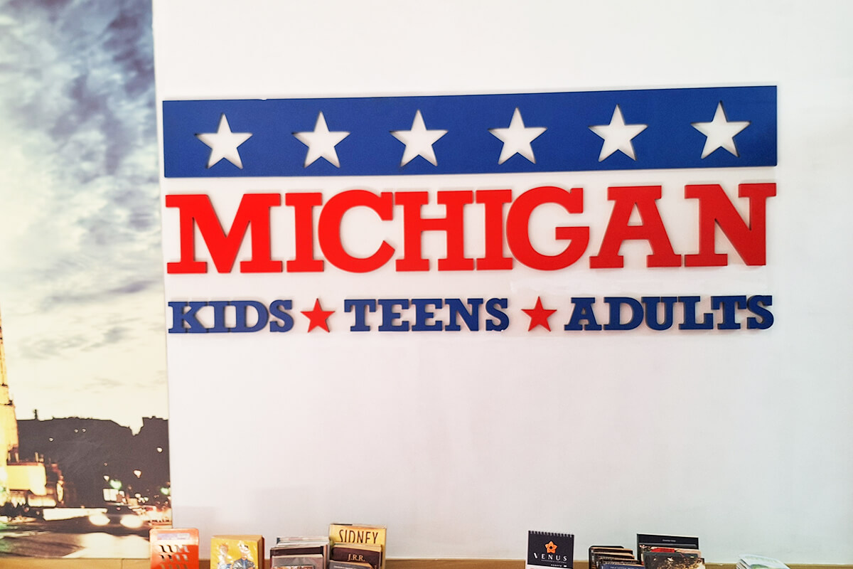 Alunos estudando na Michigan Idiomas